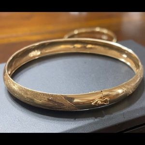10k gold flexible bangle.